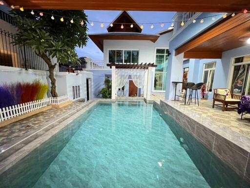 Photo of luxurious house with swimming pool