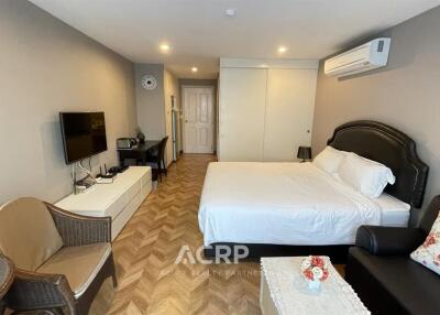 Spacious bedroom with modern amenities