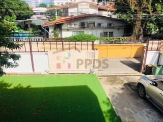 Outdoor area with artificial lawn and parking space