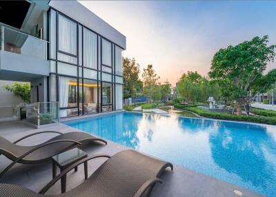 Luxury house with outdoor swimming pool