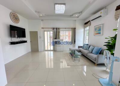 2 Bedrooms House in Chokchai Village 10 East Pattaya H011887