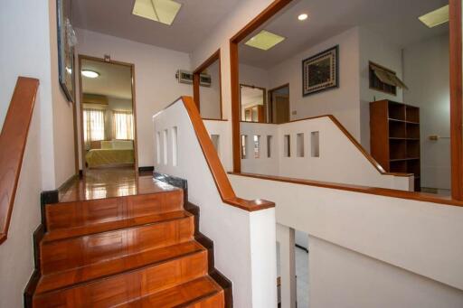 Four Bedroom Townhouse San Phi Suea