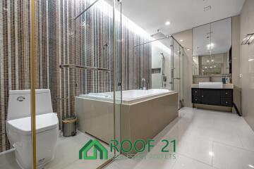 Luxury 2-Bedroom Condo with Panoramic Sea Views at Wong Amart Beach / S-0885K