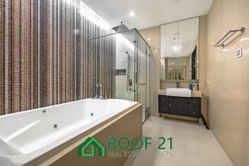 Luxury 2-Bedroom Condo with Panoramic Sea Views at Wong Amart Beach / S-0885K