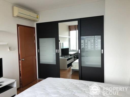 1-BR Condo at Villa Sathorn near BTS Krung Thon Buri