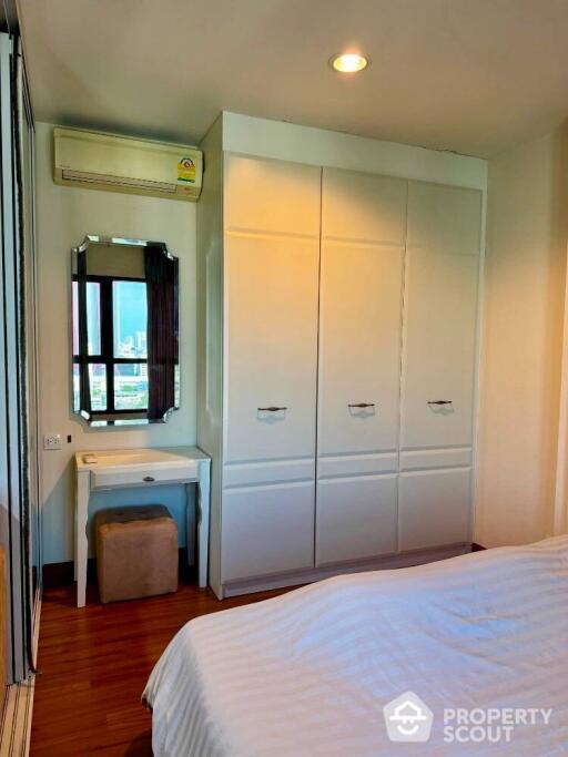 1-BR Condo at The Crest Phahonyothin 11 near BTS Ari