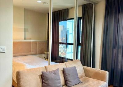 1-BR Condo at The Crest Phahonyothin 11 near BTS Ari