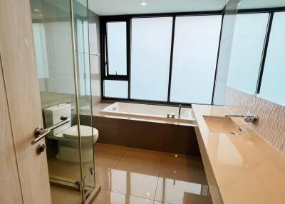 2-BR Condo at Rhythm Sukhumvit 42 near BTS Ekkamai