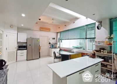 4-BR Condo at Premier Condominium near BTS Phrom Phong