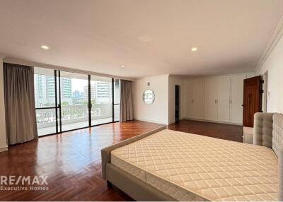 "Luxury 3-Bed, 3-Bath Condo in Vibrant Watthana, Bangkok"