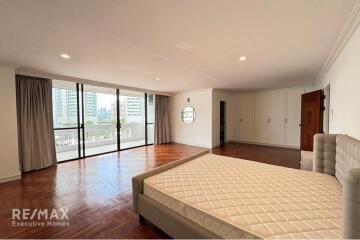 "Luxury 3-Bed, 3-Bath Condo in Vibrant Watthana, Bangkok"