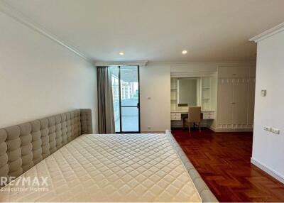 "Luxury 3-Bed, 3-Bath Condo in Vibrant Watthana, Bangkok"