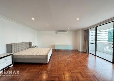 "Luxury 3-Bed, 3-Bath Condo in Vibrant Watthana, Bangkok"