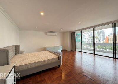 "Luxury 3-Bed, 3-Bath Condo in Vibrant Watthana, Bangkok"