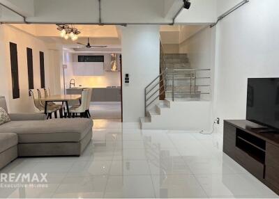 Luxurious Townhouse on Sukhumvit Soi 27 for Sale