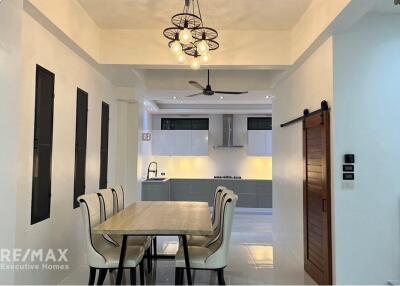 Luxurious Townhouse on Sukhumvit Soi 27 for Sale