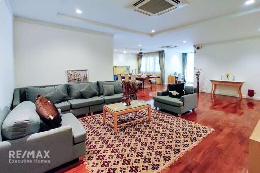 For rent pet friendly apartment 2+1 beds in Sukhumvit 22 BTS Phrompong