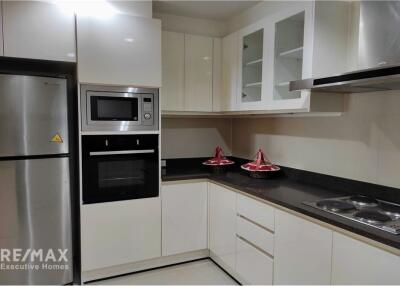 For rent pet friendly apartment 2+1 beds in Sukhumvit 22 BTS Phrompong