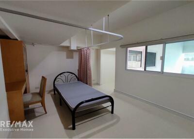 For rent pet friendly apartment 2+1 beds in Sukhumvit 22 BTS Phrompong