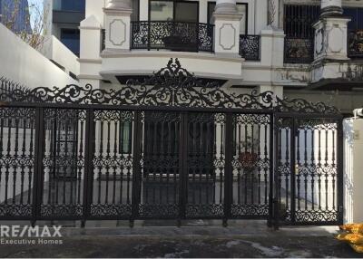 Townhouse in Central Bangkok for Rent