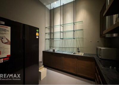 "Luxurious 3-Bed Condo in Heart of Bangkok"