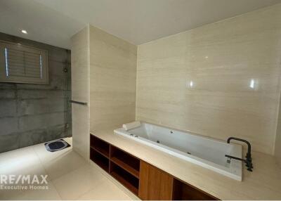 "Luxurious 3-Bed Condo in Heart of Bangkok"