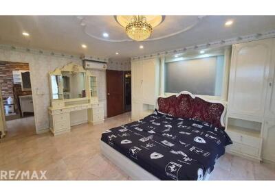 Spacious 3-Bed Condo in Bangkok