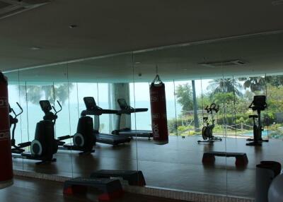 Well-equipped gym with sea view