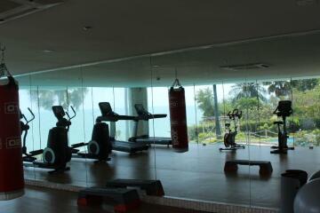 Well-equipped gym with sea view