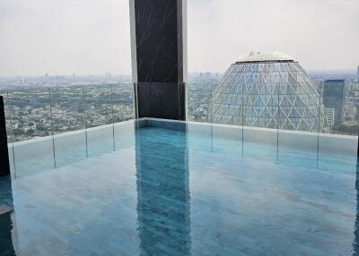 Rooftop infinity pool with a city view