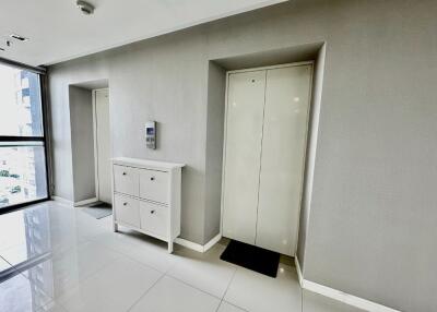 Elevator lobby with storage console