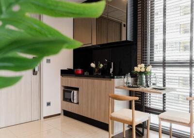 Modern kitchen with dining area