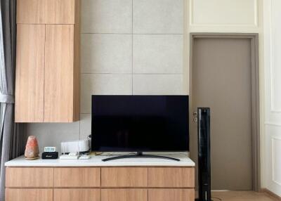 Living room with a TV and wooden cabinets