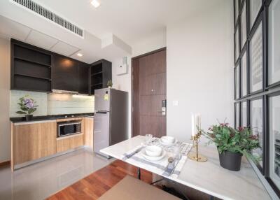 Modern kitchen with dining area