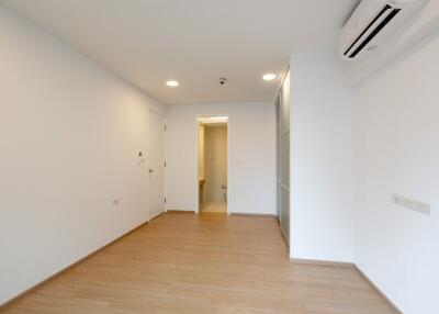 Spacious room with wooden flooring and air conditioning