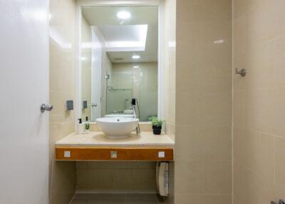 Modern bathroom with sink and mirror