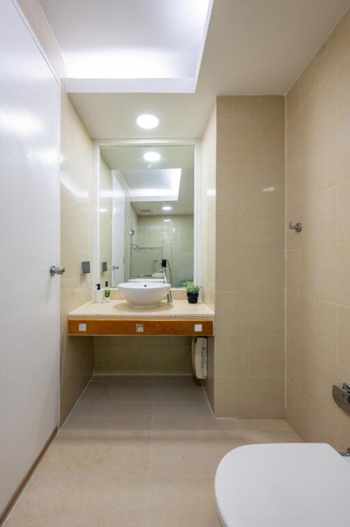 Modern bathroom with sink and mirror