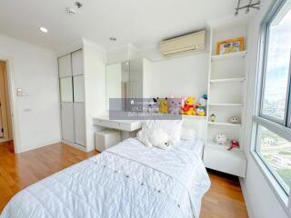 Bright and tidy bedroom with a single bed, built-in wardrobe, and a large window