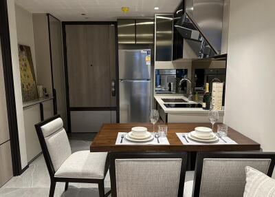 Modern kitchen with dining area