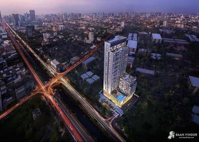 Aerial view of a high-rise building in a cityscape during dusk