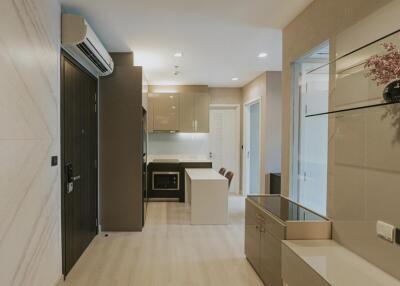 Modern kitchen with dining area