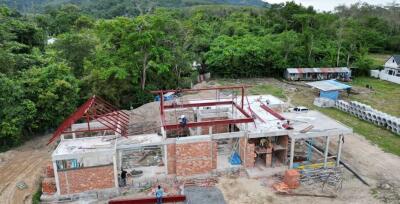 Construction of a building surrounded by greenery