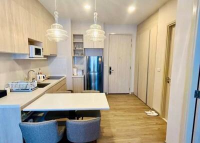 Modern kitchen with dining area