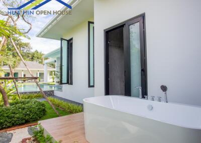 Outdoor area with bathtub and green garden