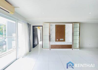 Spacious 2-bed Condo in The Place Pratumnak