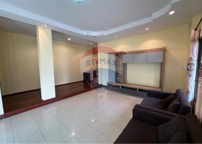 384 Sqm., 3 Beds, 2 Baths Townhouse listed for ฿ 3,900,000.