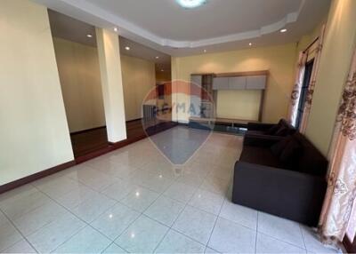 384 Sqm., 3 Beds, 2 Baths Townhouse listed for ฿ 3,900,000.