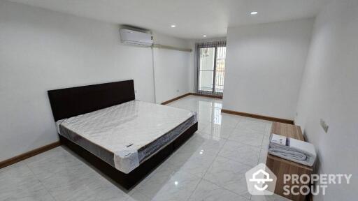 5-BR Townhouse in Bang Chak