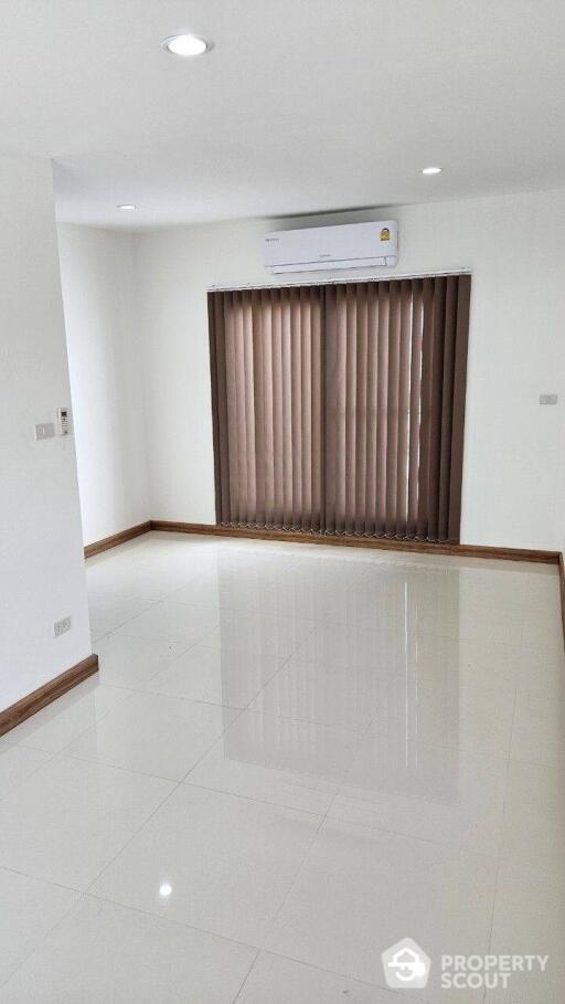 5-BR Townhouse in Bang Chak