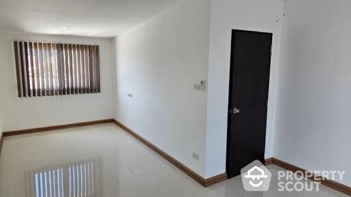 5-BR Townhouse in Bang Chak